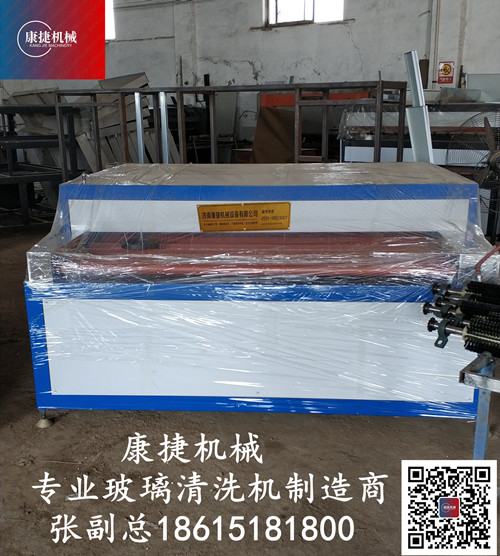 臥式（shì）中空玻璃設備中玻璃清（qīng）洗機應該怎麽選擇呢（ne）